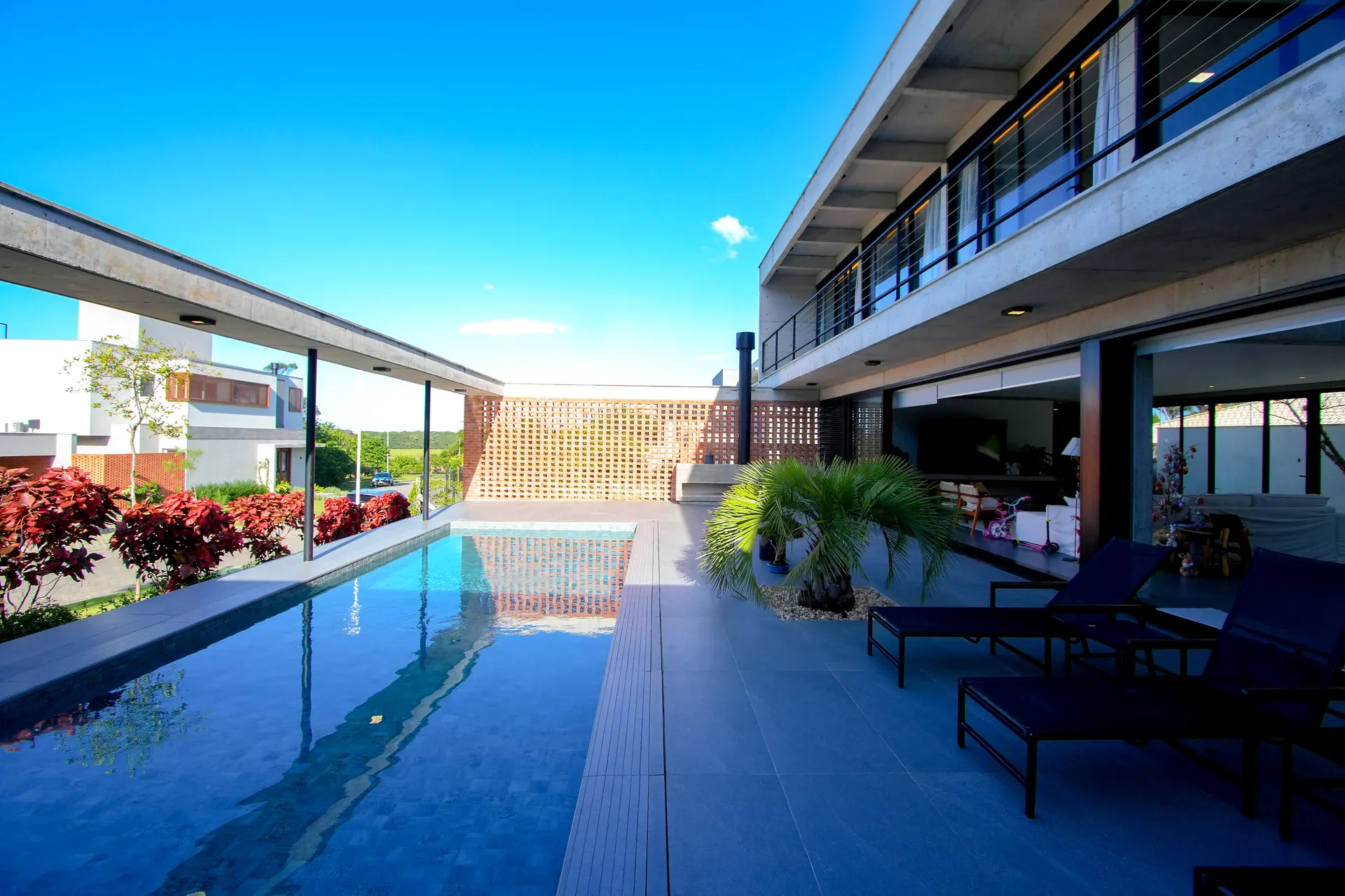 Piscina e área externa de casa de alto padrão